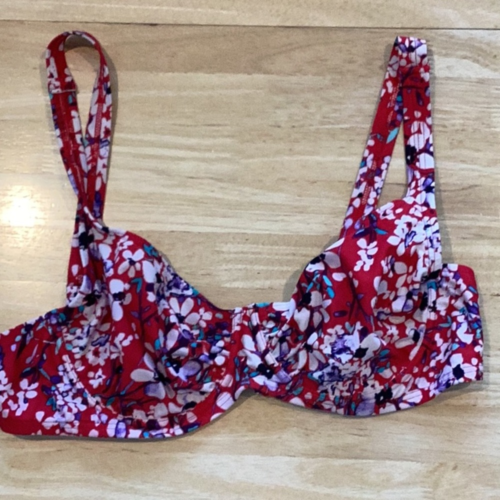 Mag Sculpt Red Swim Top, Size 36C, great condition, like new.